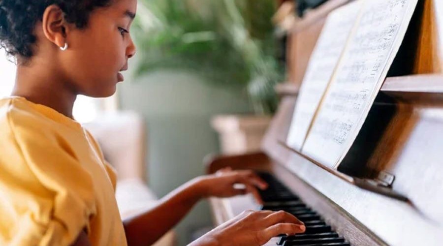 Boneca sem corda no piano de forma simples e leve Boneca sem corda no piano de forma simples e leve