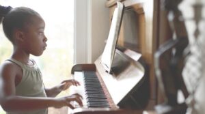 Descubra o Poder do Piano com a Música “Vem com Josué” – Aprenda na Nossa Escola de Música!